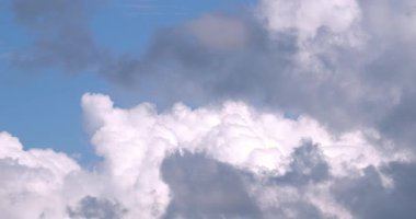 Mavi gökyüzündeki beyaz kümülüs bulutlarının hızlandırılmış görüntüleri.