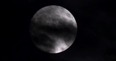 Dolunayın gece bulutlarda hareket ettiği görüntüler..