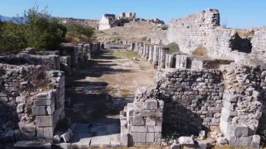 Tarihi kalıntıların, sütunların, antik Miletus kentindeki antik tiyatro ve tapınakların görüntüleri.