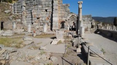 Tarihi kalıntıların, sütunların, antik Ephesus şehrindeki antik tiyatro ve tapınakların görüntüleri.