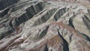 Kaya oluşumlarının görüntüsü katmanlar halinde dizildi..