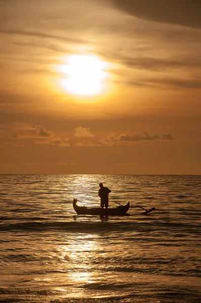 Bateau de pêche près de l'île de Bali, Indonésie — Photo