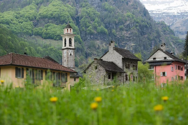 El pueblo de Sonogno en el valle del río Verzasca, Suiza — Foto de Stock