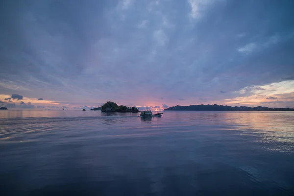 Coucher de soleil près de Misul Island, Indonésie — Photo