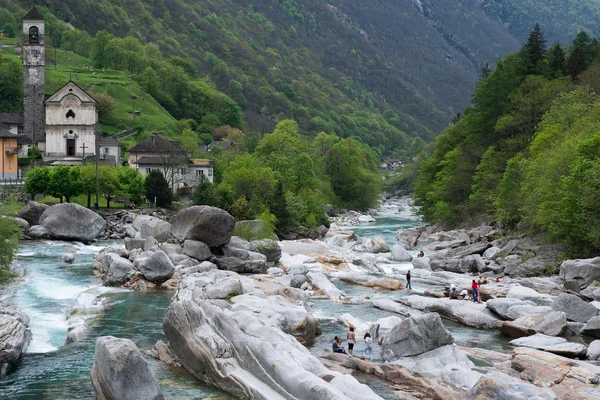 Río de montaña cerca de la ciudad de Lavertezzo, Suiza — Foto de Stock
