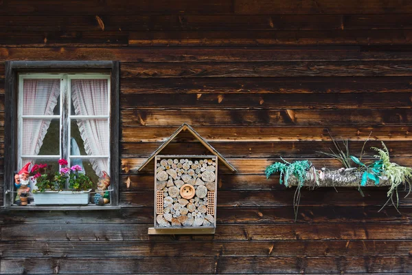 Bee hive op de muur van een dorpshuis, Grindelwald, Switzerlan — Stockfoto