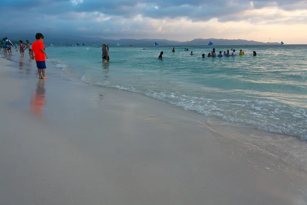 Beyaz plaj akşamları, Boracay, Filipinler — Stok fotoğraf