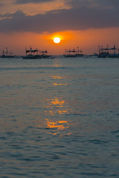 Bateaux à l'horizon au coucher du soleil, Boracay, Philippines — Photo