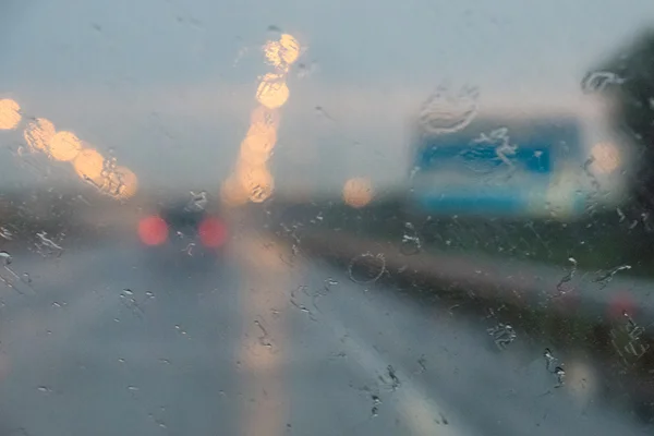 Yağmur M4 karayolu üzerinde Krasnodar bölgesi, Rusya Federasyonu