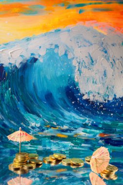 Sarı madeni paraların saçılması, iki şemsiye, köpüklü bir ibikli dev bir dalganın bulanık arka planına ve dramatik turuncu gökyüzüne karşı yansımaları.