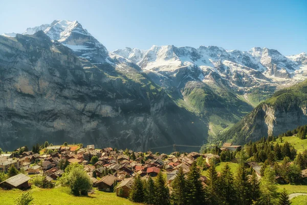 Eine Wunderschöne Stadt Grünen Hang Vor Der Kulisse Schneebedeckter Berggipfel — Stockfoto