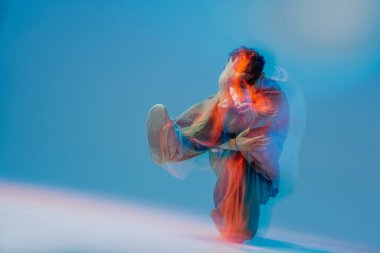 Breakdansçı, gençlik kültürü reklamları, müzik reklamları, posterler ve sosyal medya kampanyaları için ideal hareket bulanıklığı ve neon jelleri ile bir güç hareketi gerçekleştiriyor.