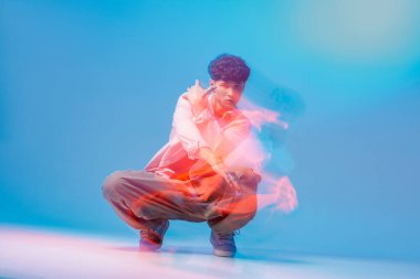 Hareket bulanıklığı ve neon jel ile güçlü bir break dansçı, gençlik kültürü reklamları, müzik tanıtımları, posterleri ve sosyal medya yaratıcıları için mükemmel..