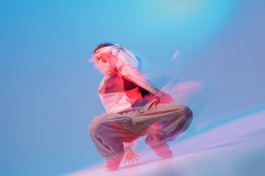 Hareket bulanıklığı ve neon jelleri olan hip hop dansçısı, gençlik kültürü reklamları, müzik tanıtımları, posterler, afişler ve sosyal medya kampanyaları için ideal..