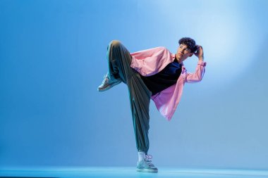 Breakdansçı, Blue Neon Stüdyosu 'nda tek bacağı dondurur. Reklamlar, müzik etkinlikleri, posterler ve metin için odası olan sosyal medya için dinamik hip hop görüntüsü.