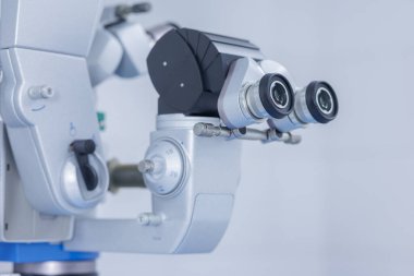 Modern bir klinikte kusursuz göz ve yüz mikroskobu için dürbün ile yakından ameliyat mikroskobu.