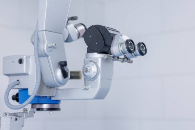 Temiz bir klinik ortamda kusursuz göz ve yüz mikroskobu için dürbün ile cerrahi operasyon mikroskobu