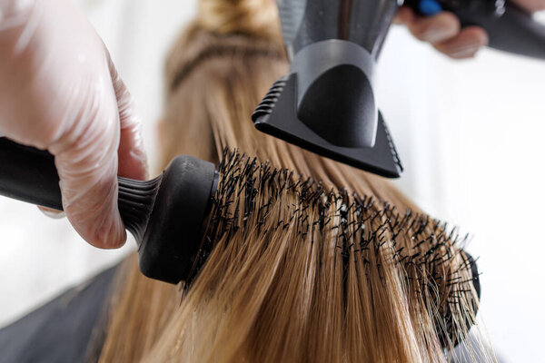 Закрыть круглые щетки обдува с концентратором воздушного потока, сглаживание длинных нитей и увеличение объема для глянцевой отделки салона.