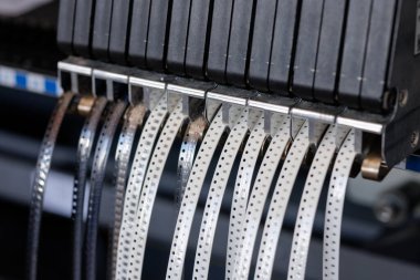 Yüksek teknoloji imalat tesisinde otomatik PCB montajı için kullanılan mikro elektronik parçalarla SMT bileşen besleyicisinin kapatılması