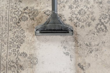 Geniş halı yıkama makinesi profesyonel hizmet sırasında yıpranmış halının üzerinde parlak temiz bir şerit olduğunu gösteriyor.