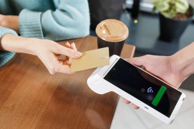 Müşteriyi portatif POS terminalindeki ulaşılamaz banka kartıyla kapatır, kafede kahveli kasadan nakit alınır.