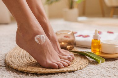 Ayakları kalp şeklinde krem aloe vera ve cilt yağıyla kapatın. Sıcak ev spa ayini sırasında kuruluğu yatıştırmak için.