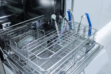 Klinikte ağız muayenesi sırasında diş aynası ve eldivenli ellere yakından bakın.