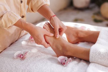 Profesyonel ayak refleksolojisi masaj terapisi. Reklam ve web sitesi pazarlama kullanımı için sağlık rahatlama spa tedavisi.