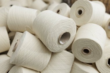 Tekstil işlemeye hazır ham iplik konilerinin kapatılması, kumaş imalatı ve giyim endüstrisi pazarlama kullanımı için malzeme tedarik zinciri çizimi.