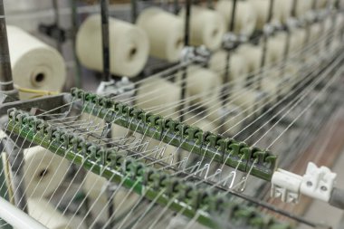 Dokuma makinesindeki kılavuz sistemden geçen iplik ipliklerinin yakınlaştırılması, tekstil imalatı ve endüstriyel otomasyon pazarlaması için ideal.