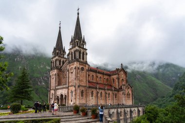 covadonga asturias dağlarında Bazilikası. İspanya