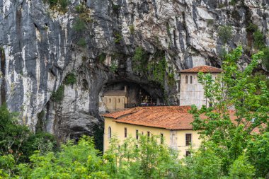covadonga asturias dağlarında Bazilikası. İspanya