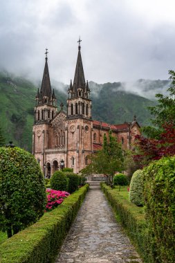 covadonga asturias dağlarında Bazilikası. İspanya