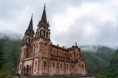 covadonga asturias dağlarında Bazilikası. İspanya
