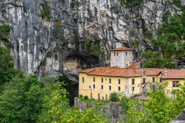 covadonga asturias dağlarında Bazilikası. İspanya