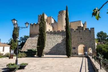 Pantano de Foix y Castellet köyü Barcelona, Katalonya, İspanya