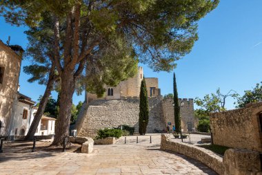 Pantano de Foix y Castellet köyü Barcelona, Katalonya, İspanya