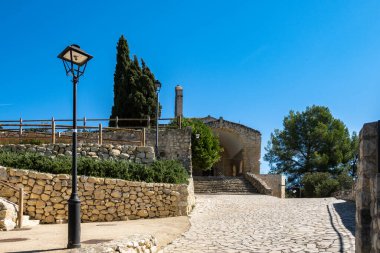 Pantano de Foix y Castellet köyü Barcelona, Katalonya, İspanya
