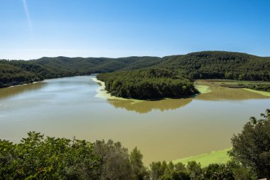 Pantano de Foix y Castellet köyü Barcelona, Katalonya, İspanya