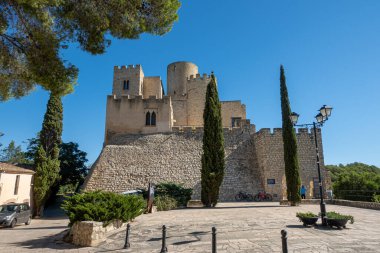 Pantano de Foix y Castellet köyü Barcelona, Katalonya, İspanya
