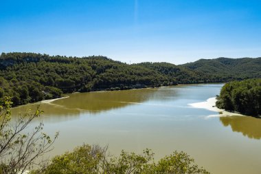 Pantano de Foix y Castellet köyü Barcelona, Katalonya, İspanya