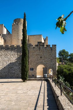 Pantano de Foix y Castellet köyü Barcelona, Katalonya, İspanya