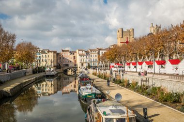 Narbonne - Fransa - 08 Aralık 2015 - turistik tekneler ile pier