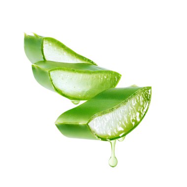 Aloe vera jeli beyaz arkaplanda izole edilmiş aloe vera diliminden damlıyor