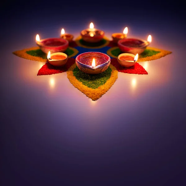 Glad Diwali Glödande Oljelampor Färgglada Rangoli Stockfoto