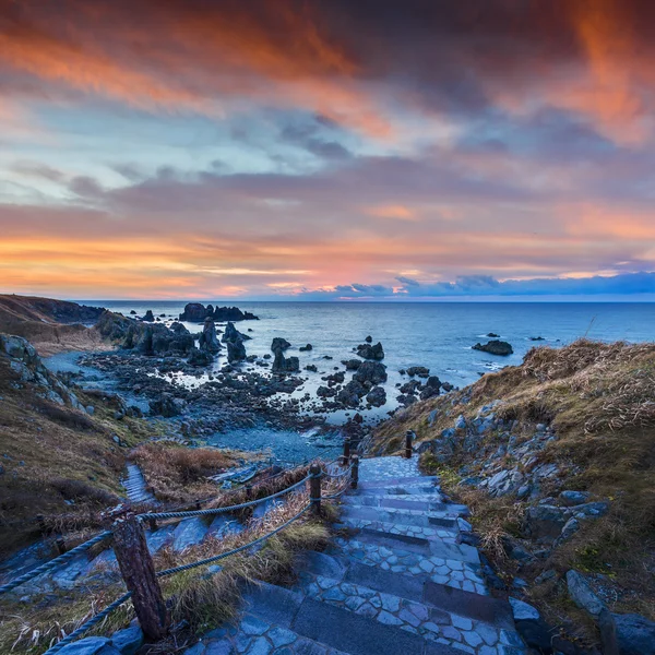 Taş merdivenle kayalık plaj — Stok fotoğraf