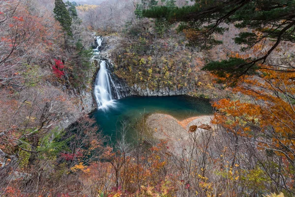Vízesés az őszi erdőben — Stock Fotó