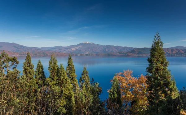 Florestas de outono e lago de montanha — Fotografia de Stock
