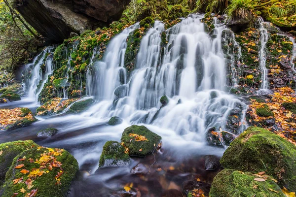 Cachoeira na floresta de outono — Fotografia de Stock