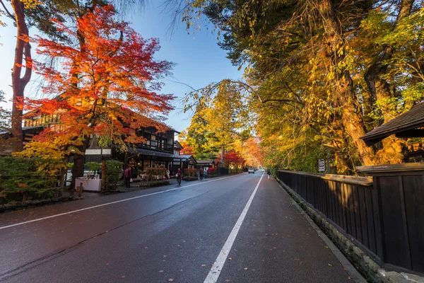 People on autumn street  in Kakunodane — Stock Photo, Image